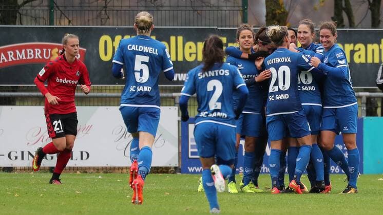 SC Sanders cheer on the goal to celebrate the first 0 Jubel Torjubel Goalkeeping celebrate the goal goal celebration Cheering over the goal optimistic Action Action Football Alliance Women Bundesliga SC Sand SC Freiburg xozx