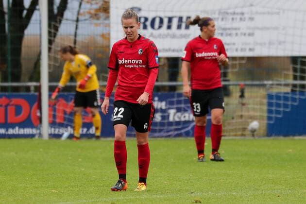 v left Laura Benkarth Goalkeeper Freiburg 1 Lena Petermann Freiburg 22 Carolin Schiewe Freiburg 33 disappointed looking disappointment frustration disappointed pessimistic Soccer Allianz Women Bundesliga SC Sand SC Freiburg xozx