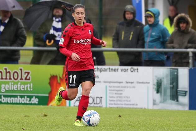 Hasret Kayikci Freiburg 11 on the ball Spielzene Freisteller Full body Einzelbild Action Action Soccer Allianz Women Bundesliga SC Sand SC Freiburg xozx