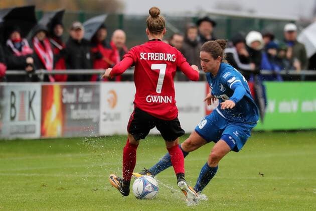 Giulia Gwinn Freiburg 7 Nina Burger Sand 19 Duel duel tackle tackling Dynamics Action Action Soccer Allianz Women Bundesliga SC Sand SC Freiburg xozx