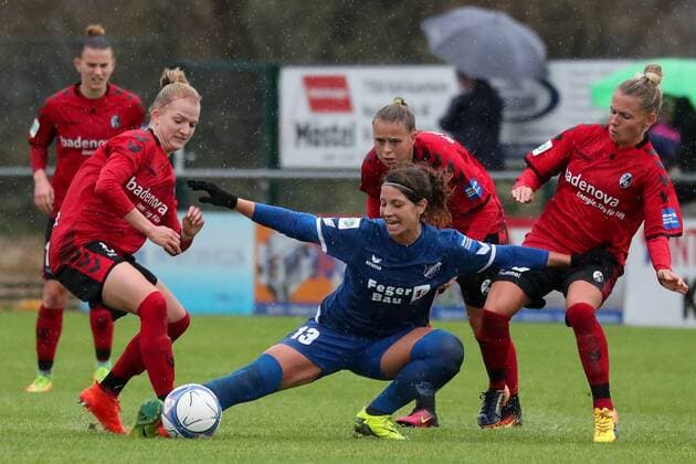 Kim Giardino Freiburg 5 Sylvia Arnold Sand 13 Klara Buhl Klara Buehl Freiburg 21 Julia Simic Freiburg 10 Duel duel tackle tackling Dynamics Action Action Soccer Allianz Women Bundesliga SC Sand SC Freiburg xozx