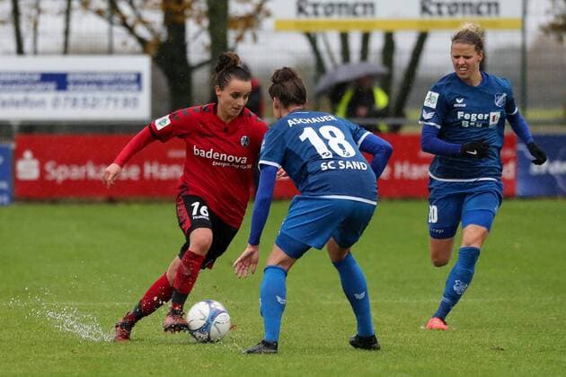 Lina Maria Magull Freiburg 16 Verena Aschauer Sand 18 Jana Vojtekova Sand 20 Action Action Game Scene Soccer Allianz Women Bundesliga SC Sand SC Freiburg xozx