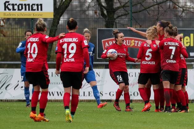 SC Freiburg players cheer for the goal 1 1 Jubilee Torjubel Goalkeeping celebrate the goal goal celebration Cheering over the goal optimistic Action Action Soccer Allianz Women Bundesliga SC Sand SC Freiburg xozx