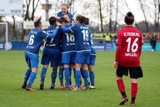 SC Sanders cheer on the goal to celebrate the 2 1 jubilee Torjubel Goalkeeping celebrate the goal goal celebration Cheering over the goal optimistic Action Action Soccer Allianz Women Bundesliga SC Sand SC Freiburg xozx