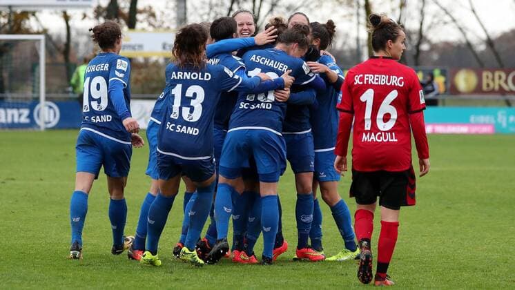 SC Sanders cheer on the goal to celebrate the 2 1 jubilee Torjubel Goalkeeping celebrate the goal goal celebration Cheering over the goal optimistic Action Action Soccer Allianz Women Bundesliga SC Sand SC Freiburg xozx