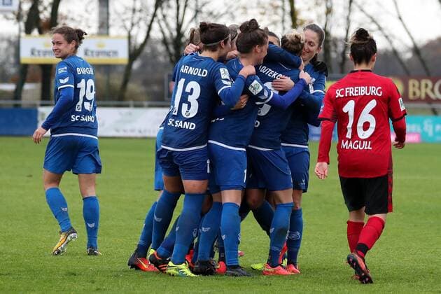 SC Sanders cheer on the goal to celebrate the 2 1 jubilee Torjubel Goalkeeping celebrate the goal goal celebration Cheering over the goal optimistic Action Action Soccer Allianz Women Bundesliga SC Sand SC Freiburg xozx