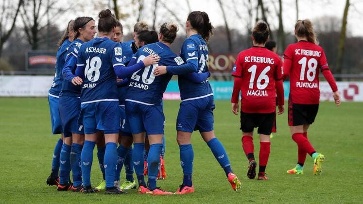 SC Sanders cheer on the goal to celebrate the 2 1 jubilee Torjubel Goalkeeping celebrate the goal goal celebration Cheering over the goal optimistic Action Action Soccer Allianz Women Bundesliga SC Sand SC Freiburg xozx