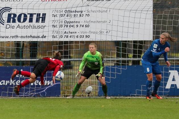 Carina Schlueter Carina Schlueter Goalkeeper Sand 1 and Johanna Tietge Sand 6 can not intervene Action Action Soccer Allianz Women Bundesliga SC Sand SC Freiburg xozx
