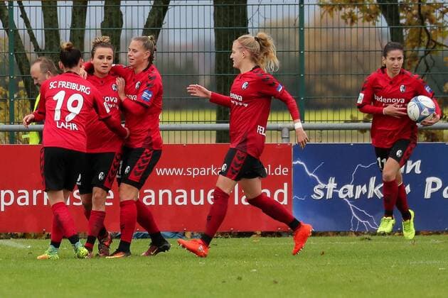 l Jobina Verena Lahr Freiburg 19 Goalkeeper Lina Maria Magull Freiburg 16 Klara Buehl Klara Buehl Freiburg 21 Kim Fellhauer Freiburg 5 Hasret Kayikci Freiburg 11 celebrate the goal to 2 2 cheering Torjubel goal achievement celebrate the goal goal celebration Cheering over the goal optimistic action action Football Allianz Women Bundesliga SC Sand SC Freiburg xozx