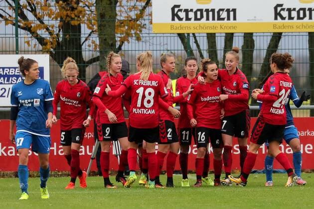 SC Freiburg players cheer with goal-scorer Lina Maria Magull Freiburg 16 cheer on goal for 2 2 cheering goal success scored the goal goal celebration cheering about the goal optimistic Action Action Football Alliance Women Bundesliga SC Sand SC Freiburg xozx