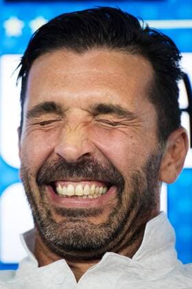 Bilder des Tages - SPORT 171112 Gianluigi Buffon skrattar under Italiens fotbollslandslags presskonferens den 12 november 2017 i Milano.  Copyright: JOELxMARKLUND BB171112JM016