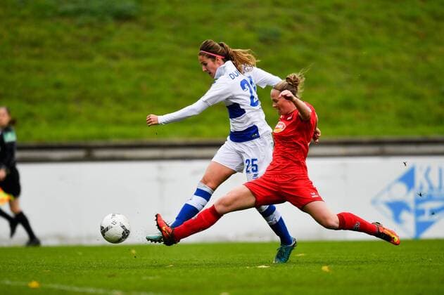 Romina Frommont Cologne 23 seeks to block Pia Rijsdijk MSV Duisburg 25 beom goal scored Soccer Allianz Women Bundesliga MSV Duisburg 1 FC Köln xmkx