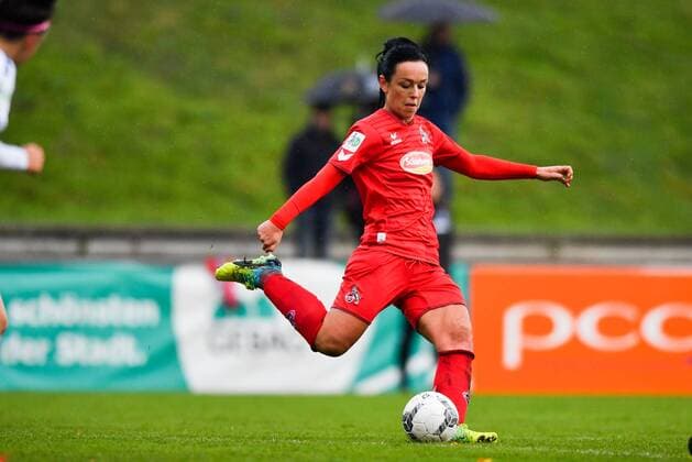 Peggy Nietgen Köln 21 plays the ball Soccer Allianz Women Bundesliga MSV Duisburg 1 FC Cologne xmkx