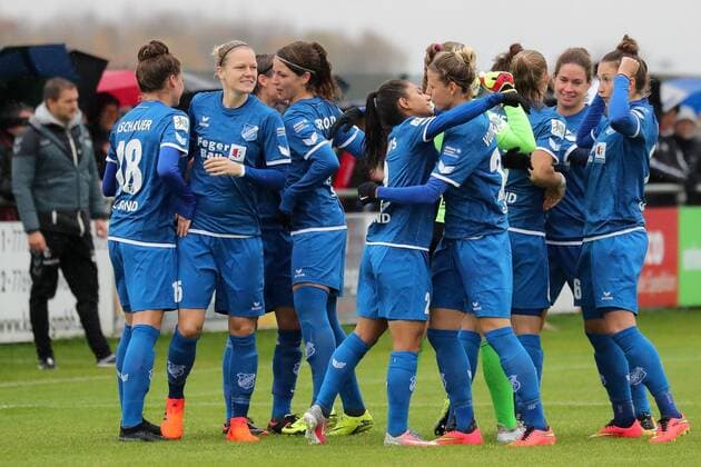 Players from the SC Sand swear by the game with joy and hugs Motivation Joy friendly cheerful bright optimistic Soccer Allianz Women Bundesliga SC Sand SC Freiburg xozx