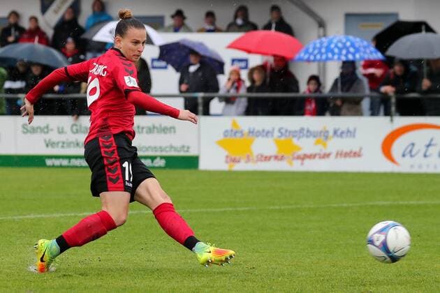 Shot on goal by Jobina Verena Lahr Freiburg 19 Cut Out Full Body Single Action Action Football Alliance Women Bundesliga SC Sand SC Freiburg xozx