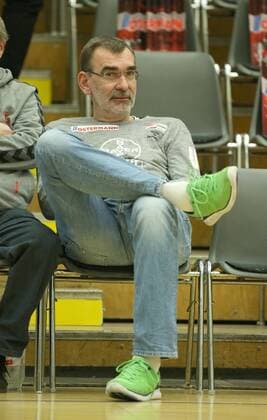 Goalkeeper coach Andreas Thiel Leverkusen is relaxing on the bench playing Bayer 04 Leverkusen vs Bad Wildungen Vipers Handball Women 1 Bundesliga 12 11 2017 Leverkusen Copyright: xMarioxHommesx Eibner-Pressefotox EP_mhs