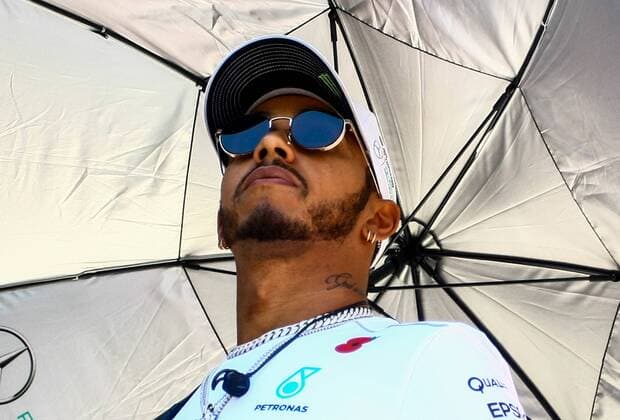 Grande Prêmio do Brasil de Fórmula 1 2017 SÃO PAULO, SP - 12.11.2017: GRANDE PRÊMIO DO BRASIL DE FÓRMULA 1 2017 - In the photo Mercedes driver Lewis Hamilton gets into the truck for the drivers& 39;urn to tto the track at Interlagos. Grand Prix of Brazil of Formula 1 2017, thisday (12) in the autodrome Joe Jose Carlos Pace in Interlagos. (Photo: Aloisio Mauricio Fotoarena) x1425862x  AloisioxMauricio