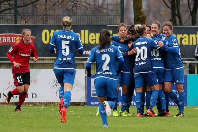SC Sanders cheer on the goal to celebrate the first 0 Jubel Torjubel Goalkeeping celebrate the goal goal celebration Cheering over the goal optimistic Action Action Football Alliance Women Bundesliga SC Sand SC Freiburg xozx