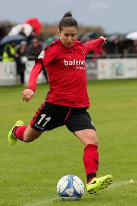 Hasret Kayikci Freiburg 11 on the ball Spielzene Freisteller Full body Einzelbild Action Action Soccer Allianz Women Bundesliga SC Sand SC Freiburg xozx