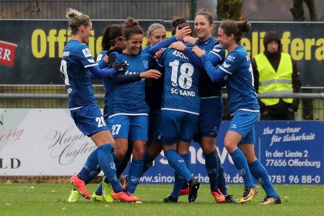 SC Sanders cheer on the goal to celebrate the first 0 Jubel Torjubel Goalkeeping celebrate the goal goal celebration Cheering over the goal optimistic Action Action Football Alliance Women Bundesliga SC Sand SC Freiburg xozx