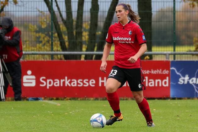 Carolin Schiewe Freiburg 33 on the ball Spielzene Freisteller Full body Einzelbild Action Action Soccer Allianz Women Bundesliga SC Sand SC Freiburg xozx
