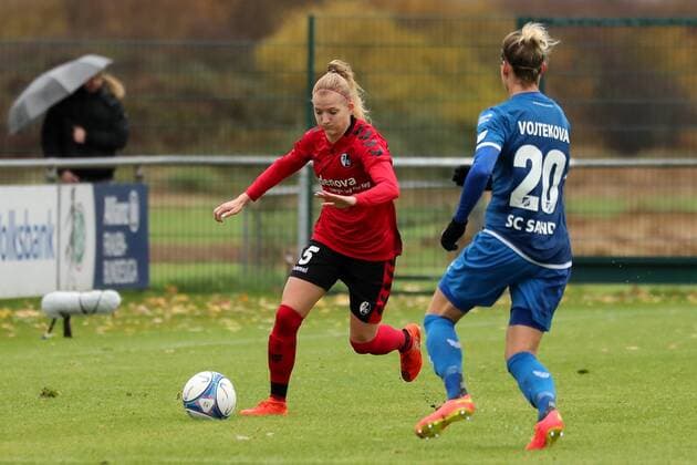 v left Kim Fellhauer Freiburg 5 Jana Vojtekova Sand 20 Action Action Game Scene Soccer Allianz Women Bundesliga SC Sand SC Freiburg xozx