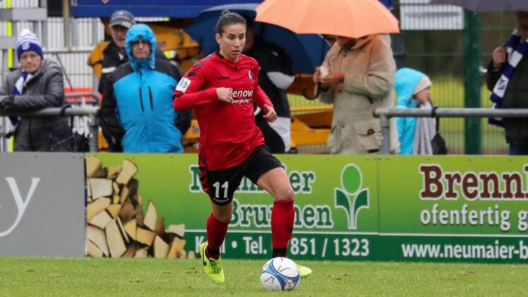 Hasret Kayikci Freiburg 11 on the ball Spielzene Freisteller Full body Einzelbild Action Action Soccer Allianz Women Bundesliga SC Sand SC Freiburg xozx