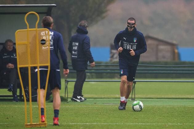 Fußball, Training und PK Nationalteam Italien 171112 Leonardo Bonucci med ett ansiktsskydd under Italiens fotbollslandslags träning den 12 november 2017 i Milano.  Copyright: JOELxMARKLUND BB171112JM023