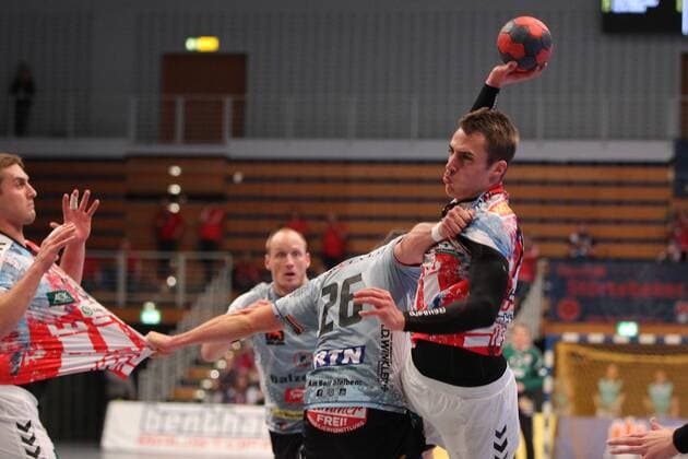 Handball 3. Liga Nord 2017 2018 - Handball Verein Hamburg vs. DHK Flensborg Lukas Ossenkopp (Hamburg, rechts) im Zweikampf gegen Sören Tölle Soeren Toelle (Flensborg) , links Niklas Weller (Hamburg) . Sporthalle Alsterdorf Hamburg