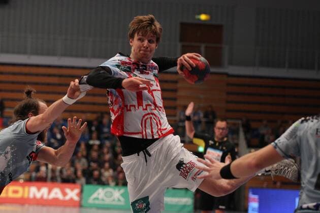 Handball 3. Liga Nord 2017 2018 - Handball Verein Hamburg vs. DHK Flensborg Jan Forstbauer (Hamburg) im Sprungwurf aufs Tor . Sporthalle Alsterdorf Hamburg