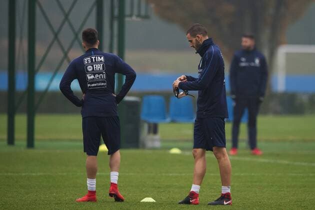 Fußball, Training und PK Nationalteam Italien 171112 Leonardo Bonucci tar pa sig ett ansiktsskydd under Italiens fotbollslandslags träning den 12 november 2017 i Milano.  Copyright: JOELxMARKLUND BB171112JM033
