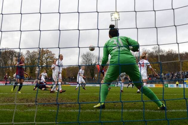 Soccer Womens 1 Bundesliga Season 2017 18 8 Round 1 FFC Turbine Potsdam FC Bayern Munich Rachel Kiwic No 25 1 FFC Turbine Potsdam obscured against TW Manuela Zinsberger Nr 31 FC Bayern Munich scored the gateway to the 1 1 12 11 17 Copyright: xMichaelxHundtx xMatthiasxKochx