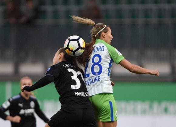 Heading duel between Tanja Pawollek 31 Frankfurt and Lena Goeßling Wolfsburg 28 171112 WOLFSBURG GERMANY Soccer Allianz Women Bundesliga 8 Gameday VfL Wolfsburg vs 1 FFC Frankfurt on 12 November 2017 in AOK Stadium in Wolfsburg Germany xPW001F2Px