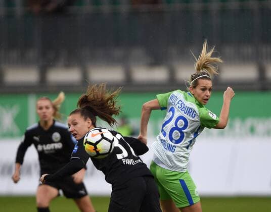 Heading duel between Tanja Pawollek 31 Frankfurt and Lena Goeßling Wolfsburg 28 171112 WOLFSBURG GERMANY Soccer Allianz Women Bundesliga 8 Gameday VfL Wolfsburg vs 1 FFC Frankfurt on 12 November 2017 in AOK Stadium in Wolfsburg Germany xPW001F2Px
