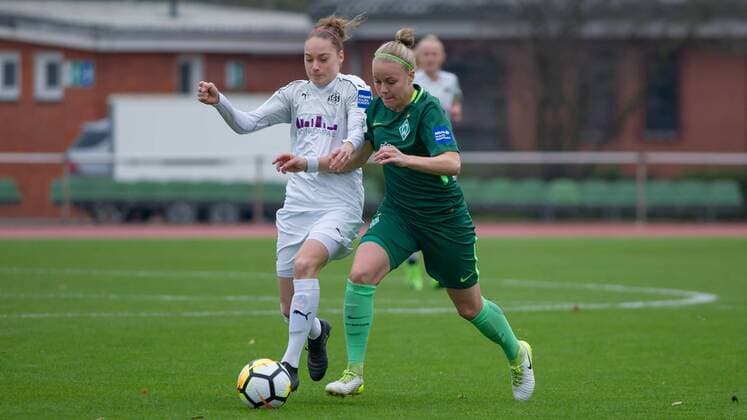Jacqueline Klasen SGS Essen 16 in duel with Pia Sophie Wolter SV Werder Bremen 10 Soccer Allianz Women Bundesliga SV Werder Bremen SGS Essen xobx
