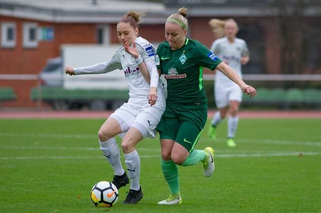 Jacqueline Klasen SGS Essen 16 in duel with Pia Sophie Wolter SV Werder Bremen 10 Soccer Allianz Women Bundesliga SV Werder Bremen SGS Essen xobx