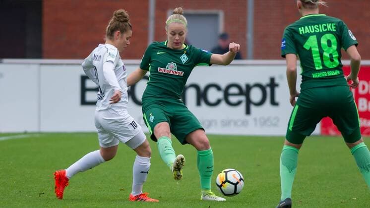 Linda Dallmann SGS Essen 10 in duel with Pia Sophie Wolter SV Werder Bremen 10 Soccer Allianz Women Bundesliga SV Werder Bremen SGS Essen xobx