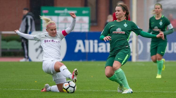 In li Lehmann SGS Essen 21 in duel with Janine Angrick SV Werder Bremen 8 Football Allianz Women Bundesliga SV Werder Bremen SGS Essen xobx