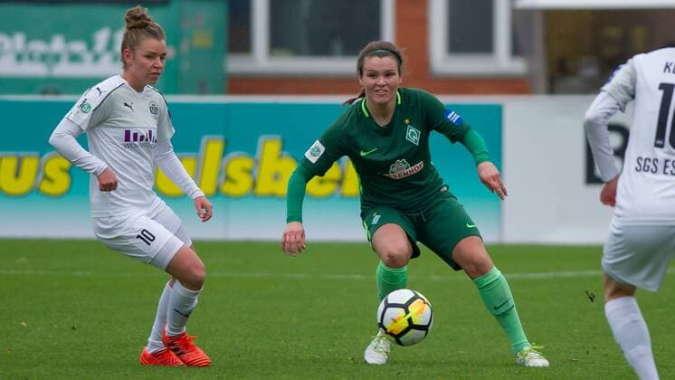Linda Dallmann SGS Essen 10 in duel with Janine Angrick SV Werder Bremen 8 Soccer Allianz Women Bundesliga SV Werder Bremen SGS Essen xobx