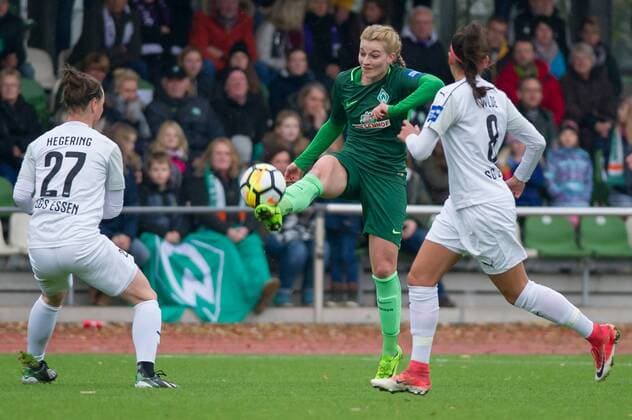 v li Marina Hegering SGS Essen 27 Verena Volkmer SV Werder Bremen 16 on the ball Action Action Manjou Wilde SGS Essen 8 Soccer Allianz Women Bundesliga SV Werder Bremen SGS Essen xobx