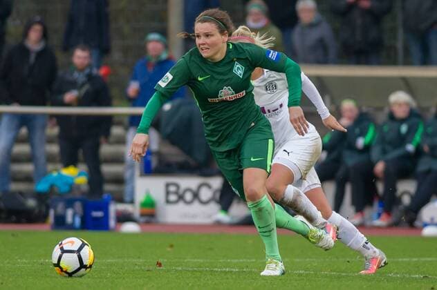Janine Angrick SV Werder Bremen 8 on the ball Action Action Football Alliance Women Bundesliga SV Werder Bremen SGS Essen xobx