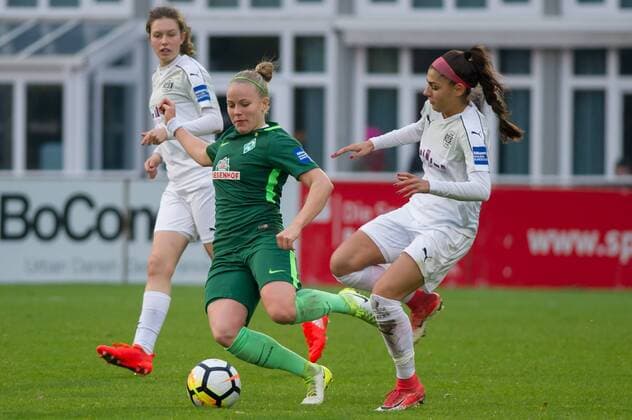 v left Pia Sophie Wolter SV Werder Bremen 10 in duel with Manjou Wilde SGS Essen 8 Football Allianz Women Bundesliga SV Werder Bremen SGS Essen xobx