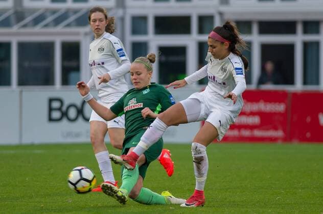 v left Pia Sophie Wolter SV Werder Bremen 10 in duel with Manjou Wilde SGS Essen 8 Football Allianz Women Bundesliga SV Werder Bremen SGS Essen xobx