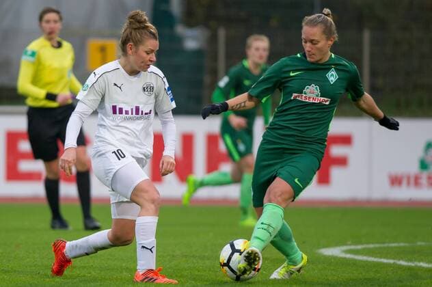 Linda Dallmann SGS Essen 10 in duel with Gabriella Toth SV Werder Bremen 15 Soccer Allianz Women Bundesliga SV Werder Bremen SGS Essen xobx