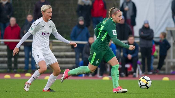v la Sarah Freutel SGS Essen 7 in running duel duel with Cindy König Koenig SV Werder Bremen 11 Soccer Allianz Women Bundesliga SV Werder Bremen SGS Essen xobx