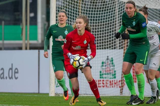 Goalkeeper Goalkeeper Anneke Borbe SV Werder Bremen 30 on the ball Action Action Football Alliance Women Bundesliga SV Werder Bremen SGS Essen xobx