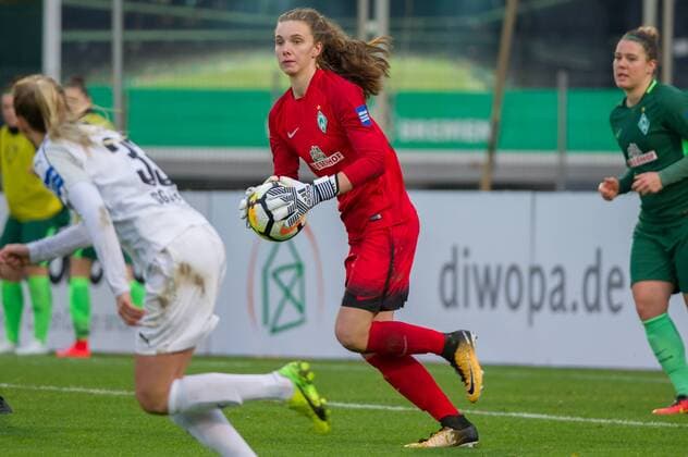 Goalkeeper Goalkeeper Anneke Borbe SV Werder Bremen 30 on the ball Action Action Football Alliance Women Bundesliga SV Werder Bremen SGS Essen xobx