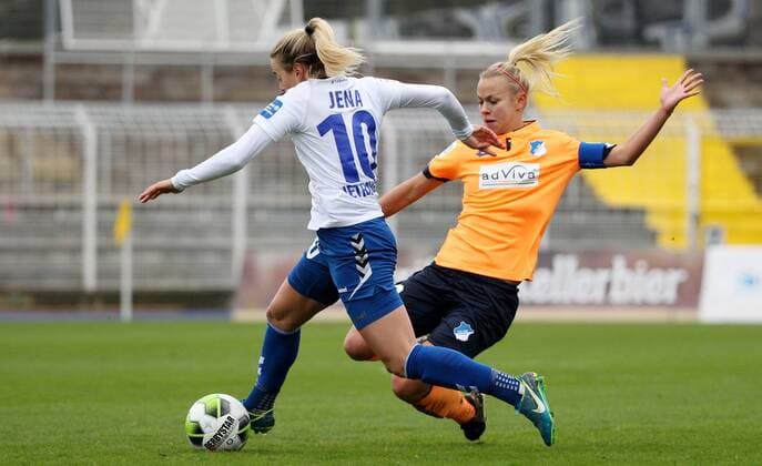GER 1 Bundesliga Women FF USV Jena vs TSG Hoffenheim 12 11 17 Jena Ernst Abbe Sportfeld GER Allianz Women Bundesliga 1 Bundesliga Women Season 2017 2018 08 Round FF FF JV vs TSG Hoffenheim in the picture Amelia Pietrangelo Jena against Stephanie Breitner Hoffenheim