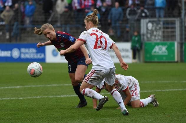 Soccer Women 1 Bundesliga Season 2017 18 8 Round 1 FFC Turbine Potsdam FC Bayern Munich Tabea Kemme No 21 1 FFC Turbine Potsdam Leonie Maier No 20 FC Bayern Munich Gina Lewandowski No 2 FC Bayern Munich 12 11 17 Copyright: xMichaelxHundtx xMatthiasxKochx