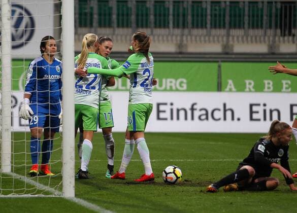 VfL vs Frankfurt Women Wolfsburg Germany 12 11 2017 FOOTBALL VfL Wolfsburg vs 1 FFC Frankfurt 1 Allianz Women Bundesliga Season 2017 18 Picture shows Pernille Harder VfL Wolfsburg is cheering with the team for their goal to Wolfsburg